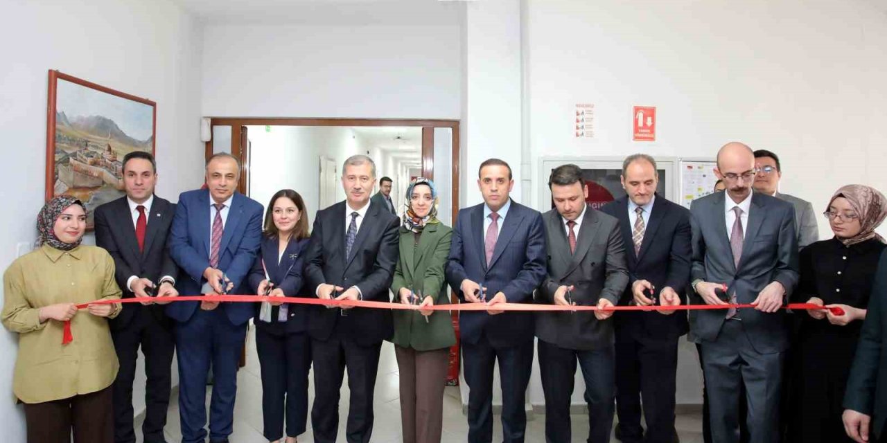 AİÇÜ’de zebra balığı translasyonel tıp araştırma laboratuvarı açıldı