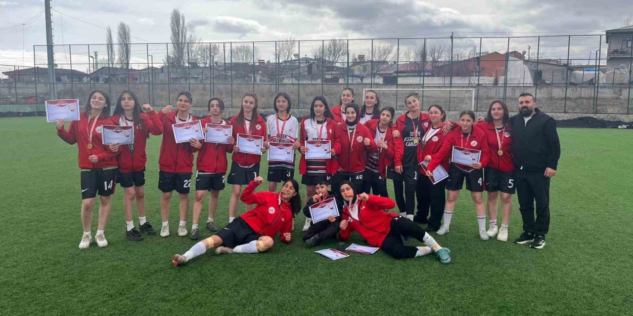 Ağrı Spor Lisesi Kız Futbol Takımı Türkiye finallerine yükseldi