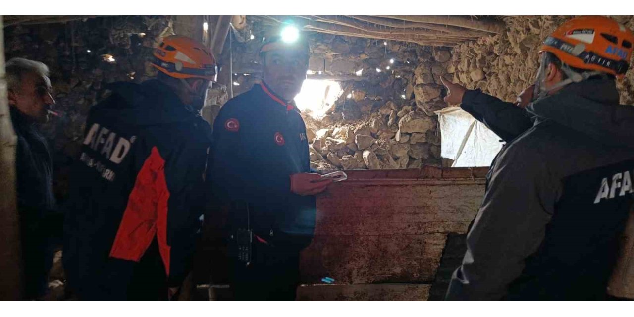 Van’daki depremde bir ahırın duvarı çöktü