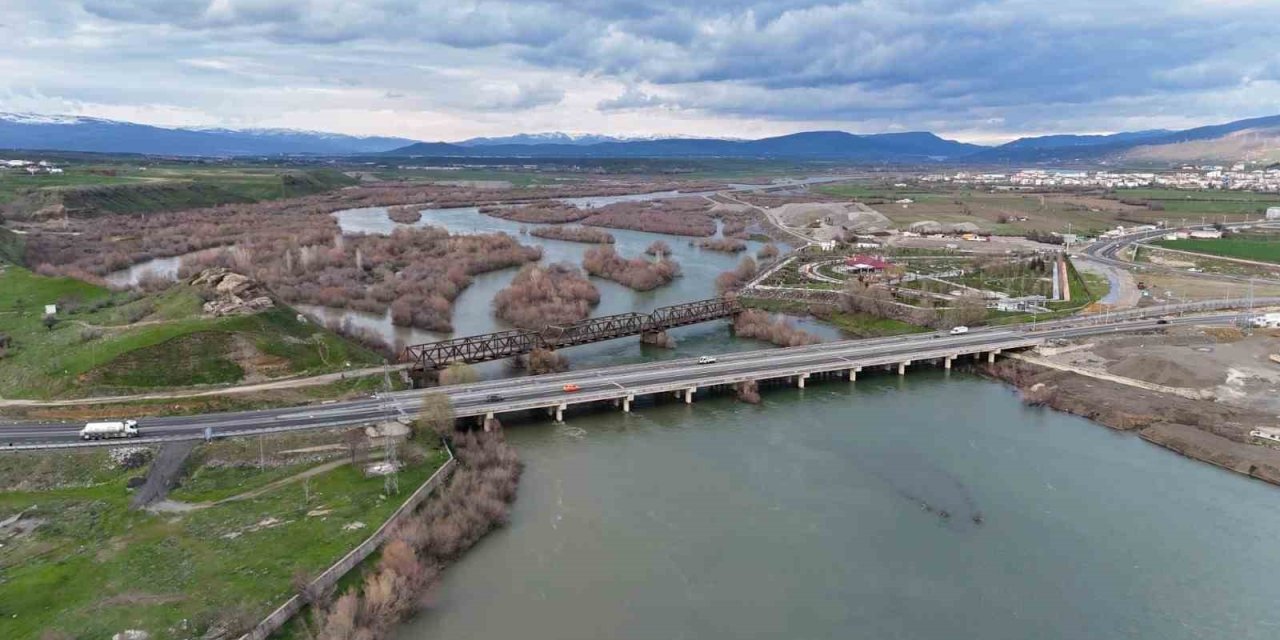 Bingöl’de Murat Nehri’nde debi yükseldi, tarihi köprüyle birlikte eşsiz manzaralar oluştu