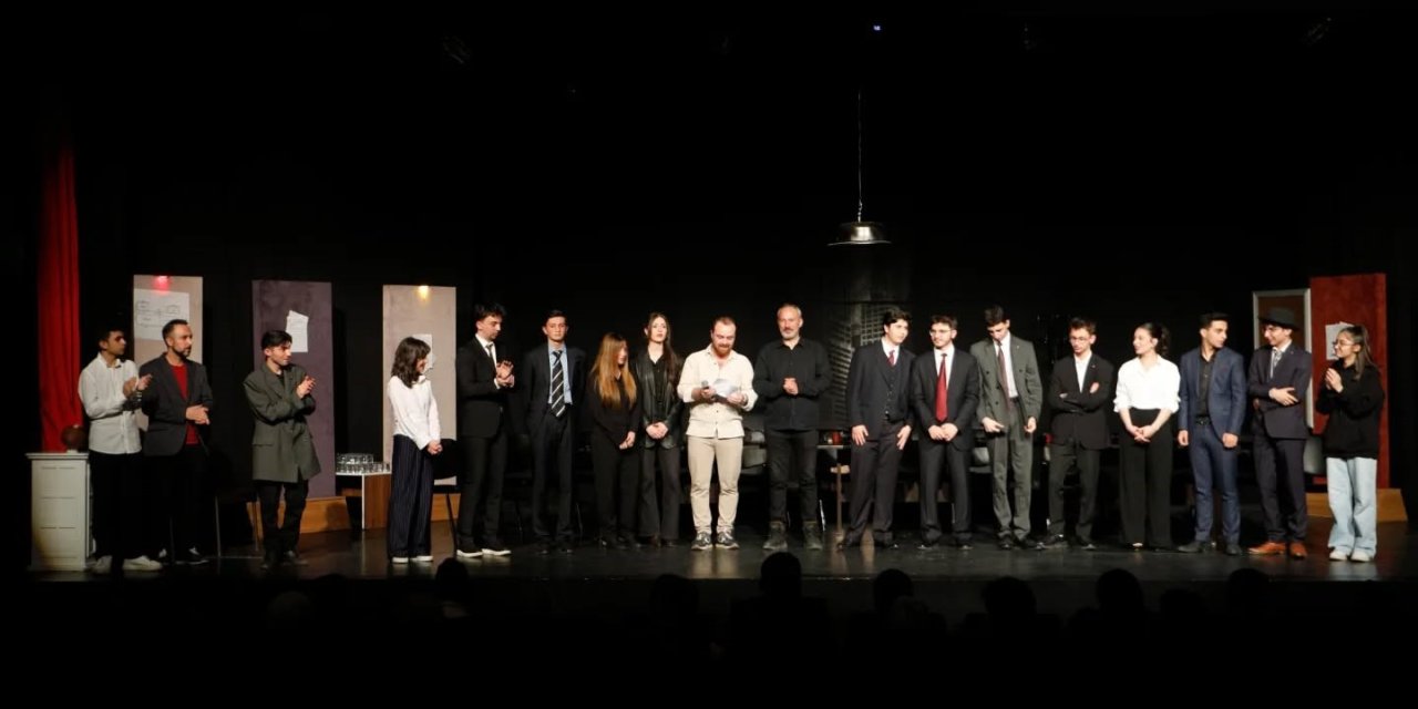 Erzurum Lisesi öğrencilerinden anlamlı sahne: "12 Öfkeli" büyük beğeni topladı