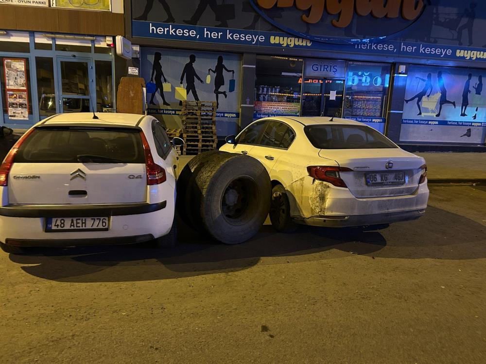 Kars’ta seyir halindeki kamyonun tekeri koptu: Park halindeki araçlar zarar gördü