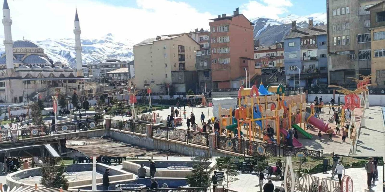 Hakkari güneşli havayı fırsat bilenler parka akın etti