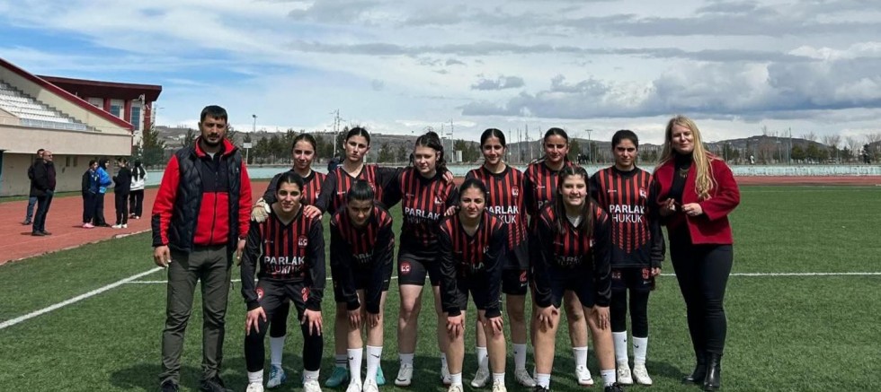 Kağızmanlı genç kız futbolculardan gururlandıran başarı