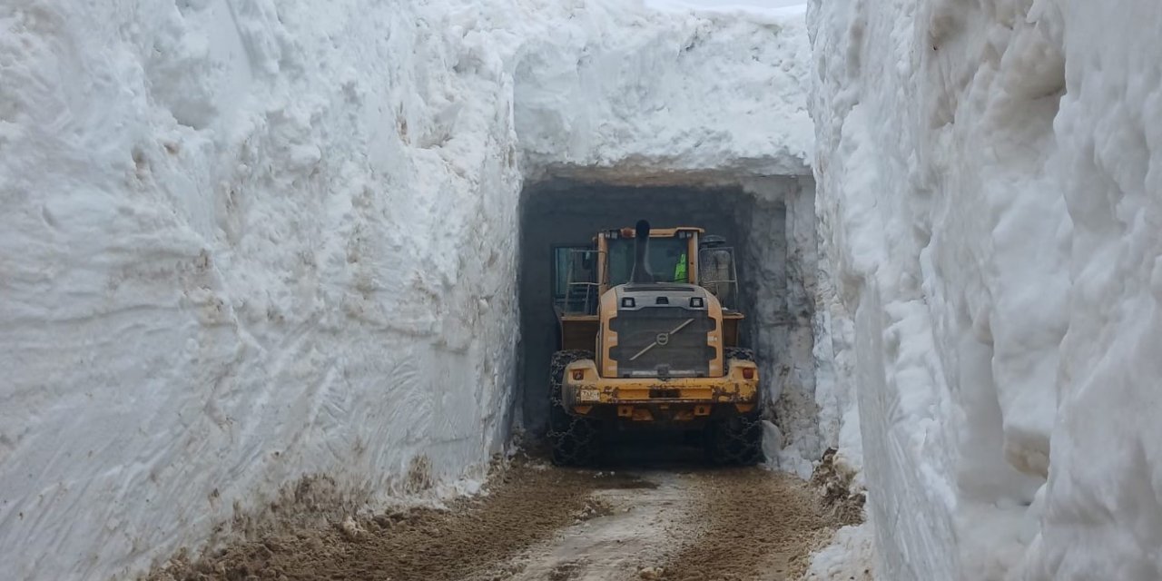 Nisan ayında 4 metrelik kar tünellerinde çalışma