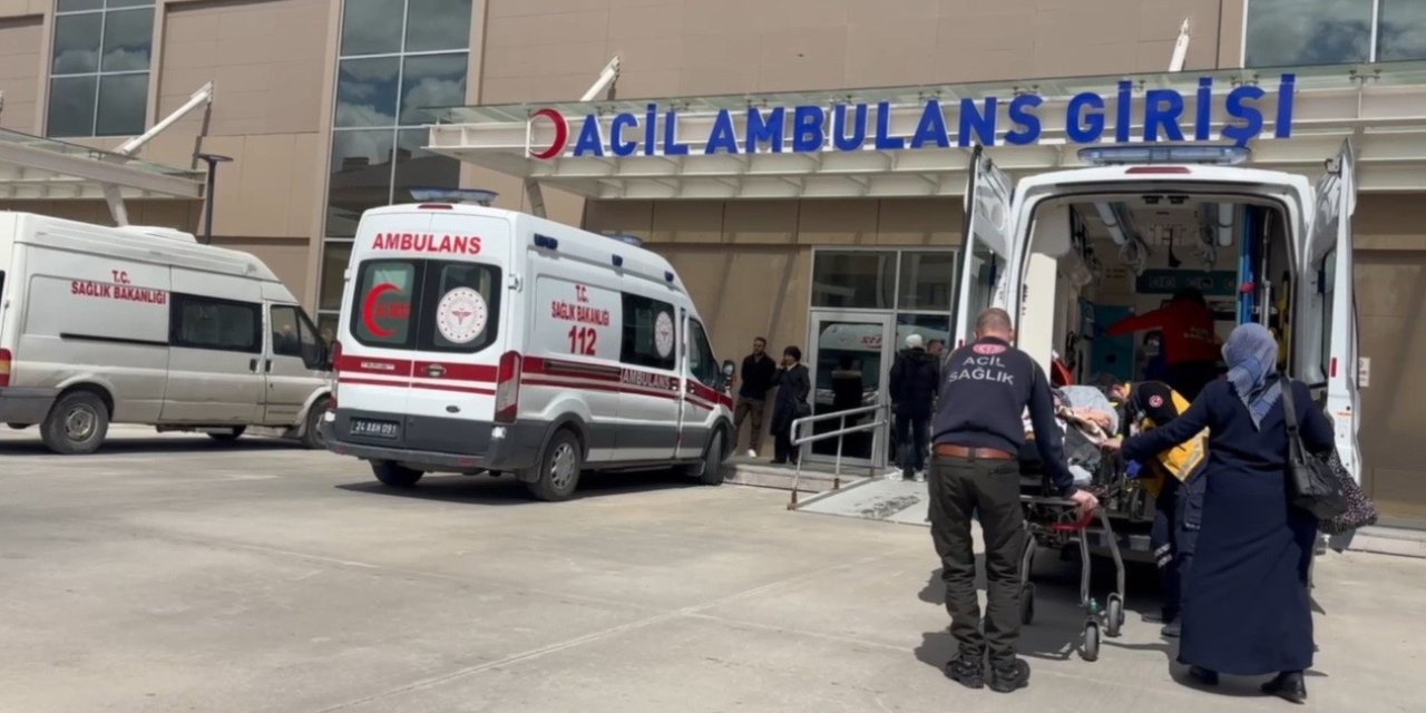 Refahiye’de trafik kazasında yaralanan 6 kişi Erzincan’daki hastaneye getirildi