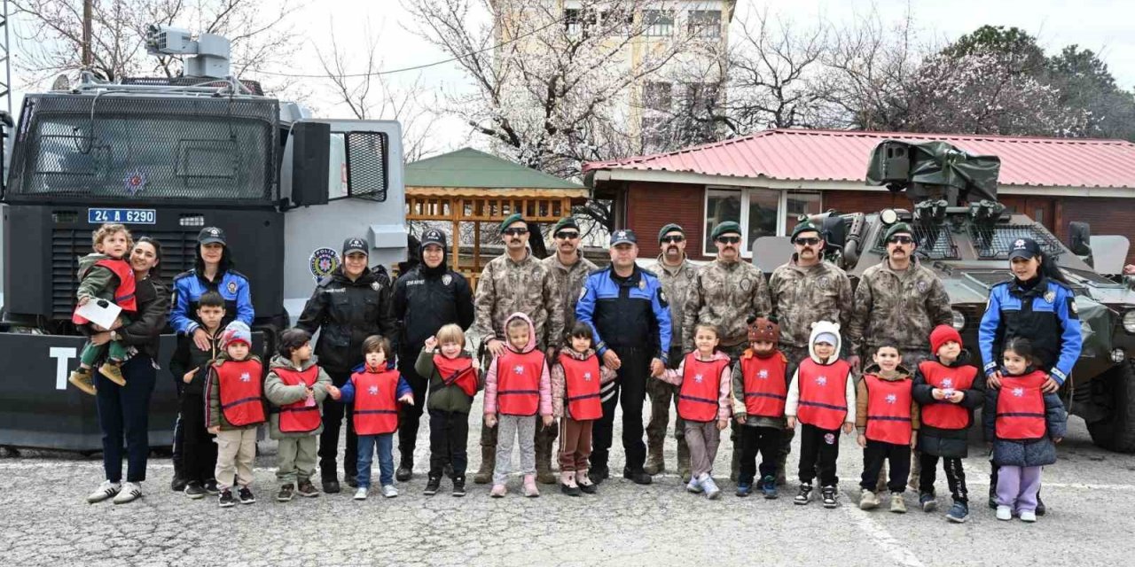 Geleceğin teminatı çocuklar polislik mesleğini tanıdı