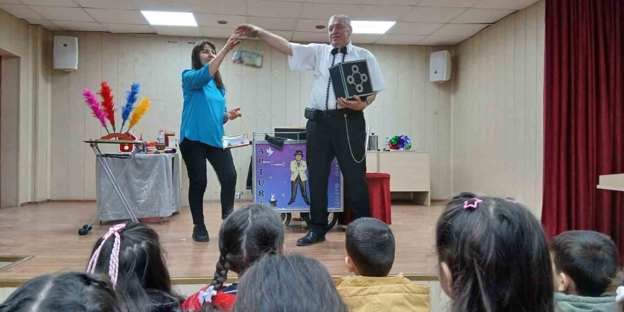 Emekli polis memuru memleketinde öğrencilere sihirbaz gösterisiyle unutulmaz anlar yaşattı