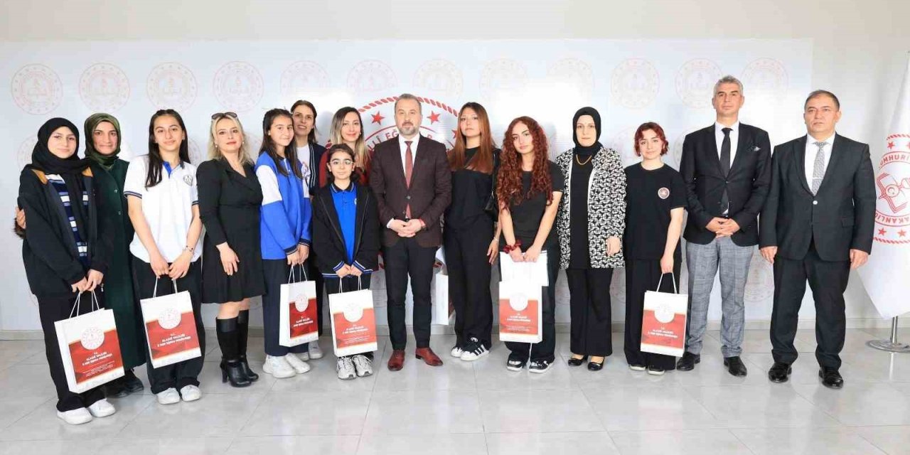 Elazığ’da derece giren öğrenciler ödüllendirildi