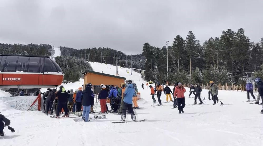 Kars’ta bahar ortasında kayak keyfi: Sarıkamış’ta sezon nisanda da sürüyor