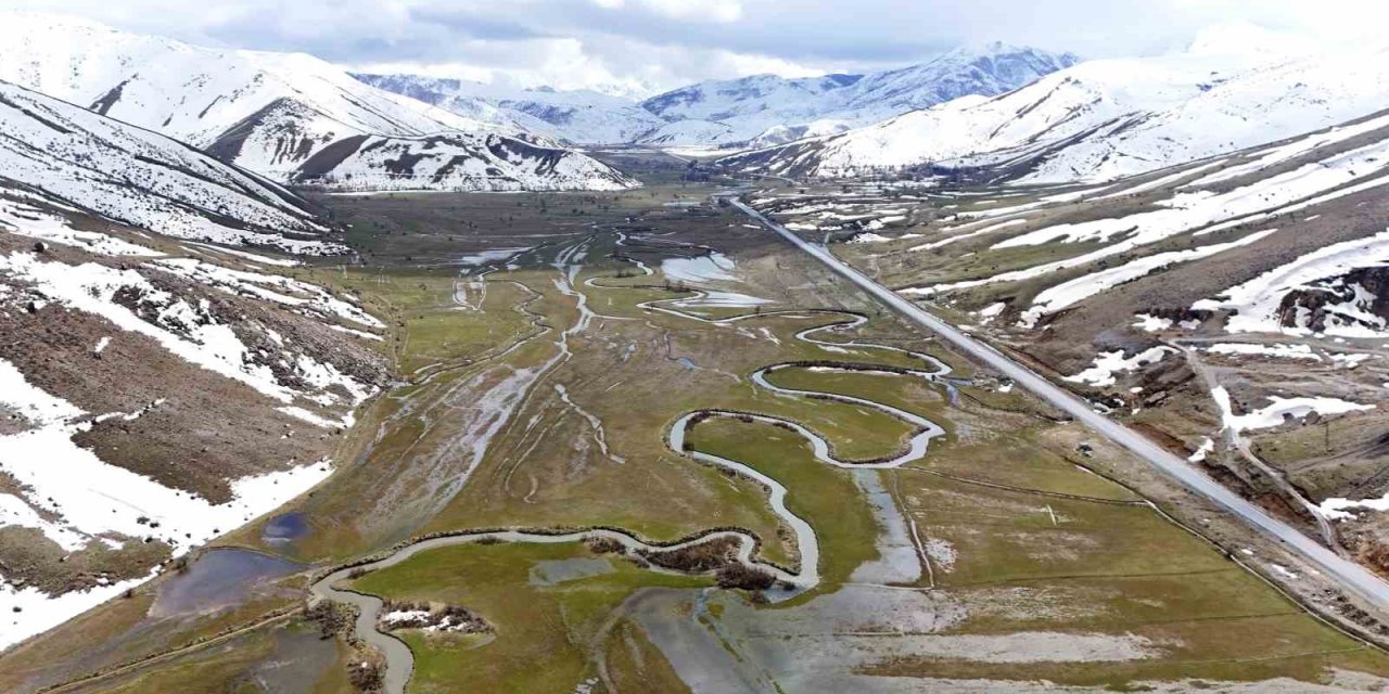 Güzeldere menderesleri baharla birlikte yeniden canlandı