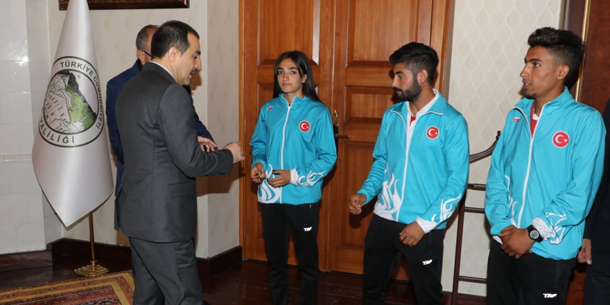Kars Valisi Türker Öksüz uluslararası yarışmalarda başarılı olan sporcuları ödüllendirdi
