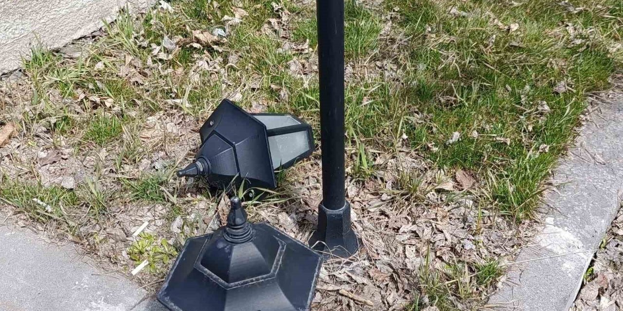 Kars’ta Valilik Parkı’nın ışıklandırma lambaları kırıldı