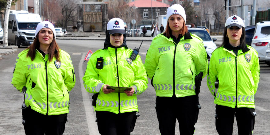 Hem anne hem polis: Kars'ın trafiği kadın polislere emanet