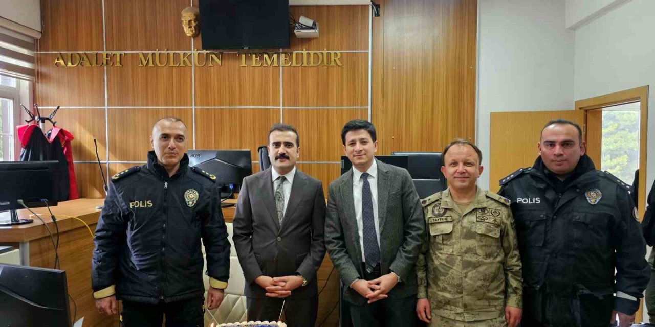 Tatvan Adliyesi’nde polislere sürpriz kutlama