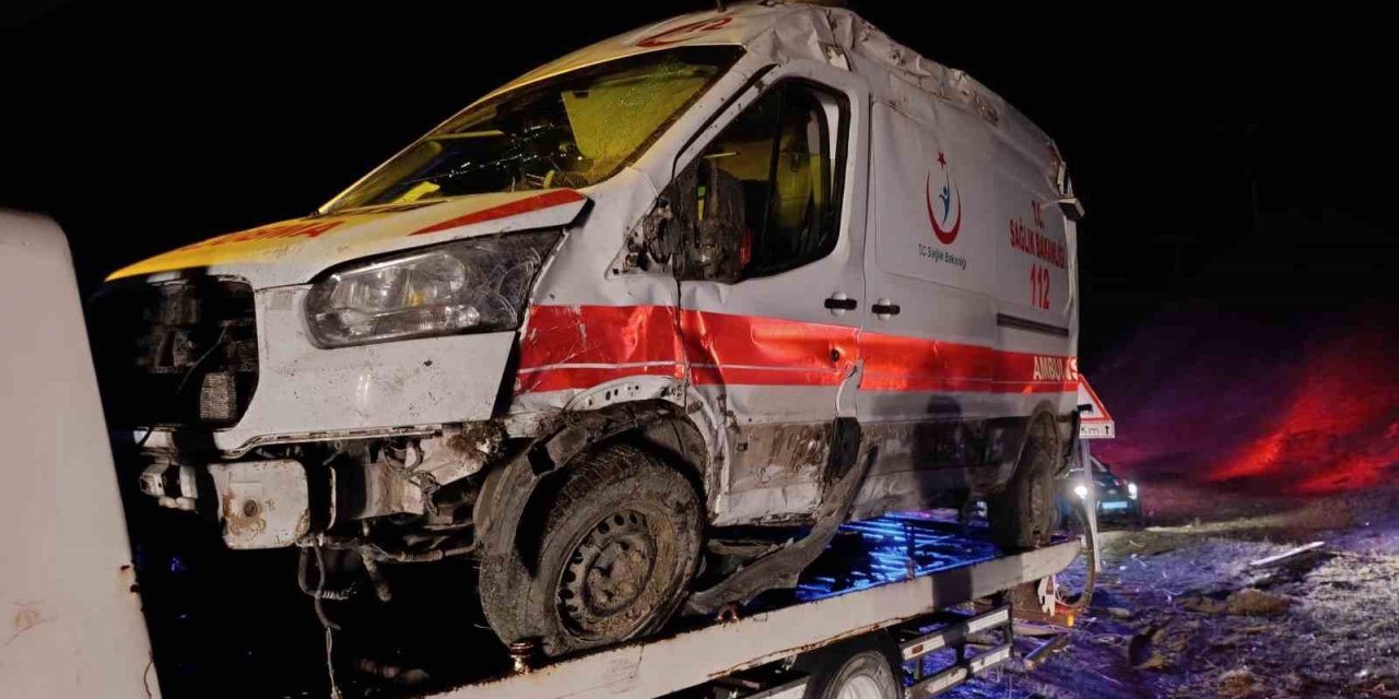Muş’ta ambulansı devrildi: 5 yaralı