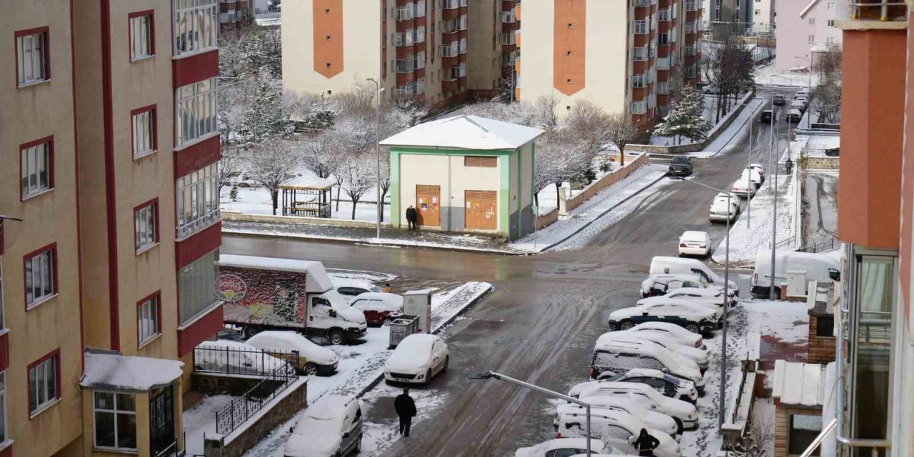 Erzurum güne yine karla uyandı, bölge için zirai don uyarısı geldi