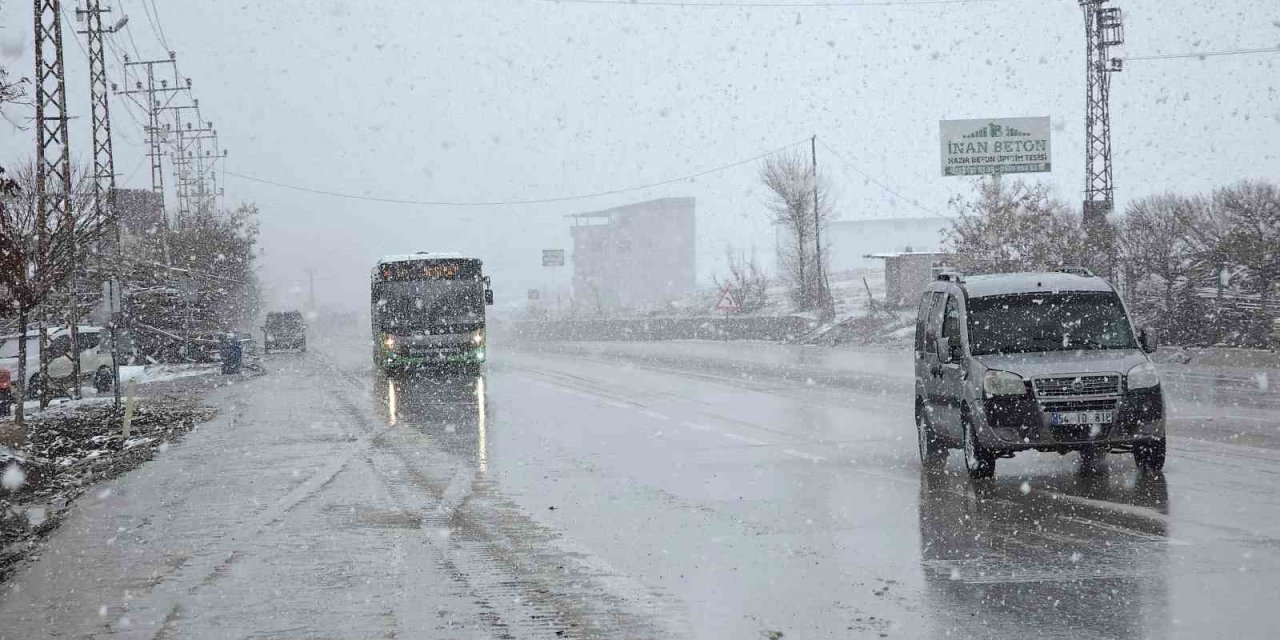 Van’da 11 yerleşim yerinin yolu ulaşıma kapandı