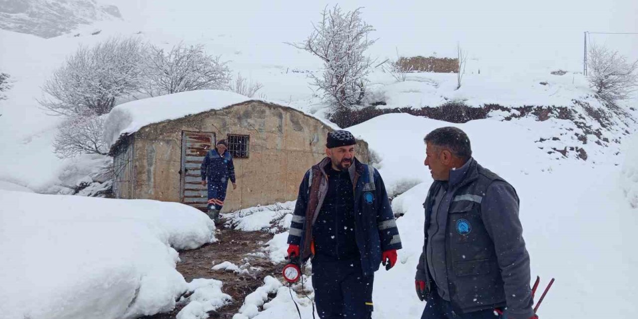 Hakkari’de kar altında su deposu kontrolü