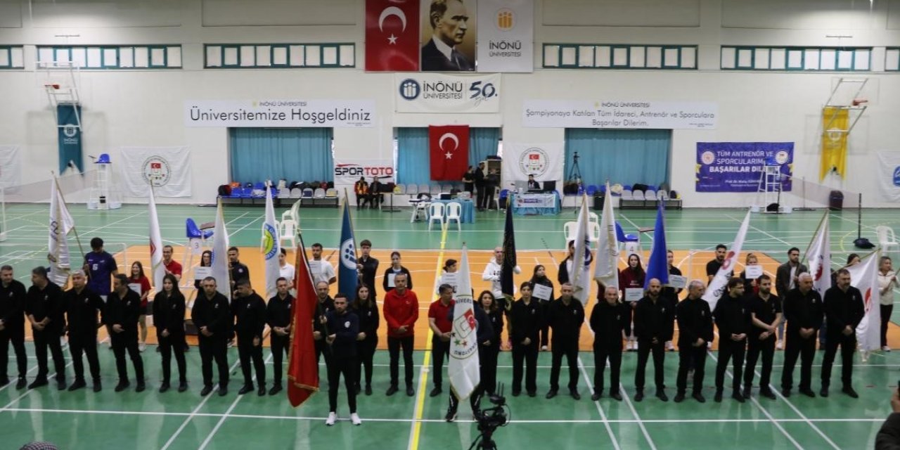 İnönü Üniversitesinin ev sahipliğinde badminton müsabakaları başladı