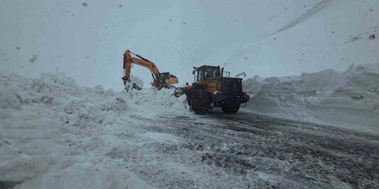 Bahçesaray yolundaki çalışma kar yağışı altında devam ediyor