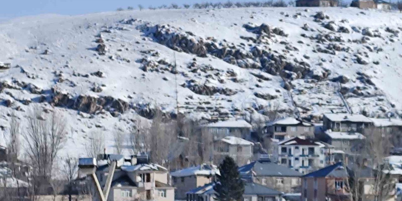 Erciş’te nisan ayında kar yağışı