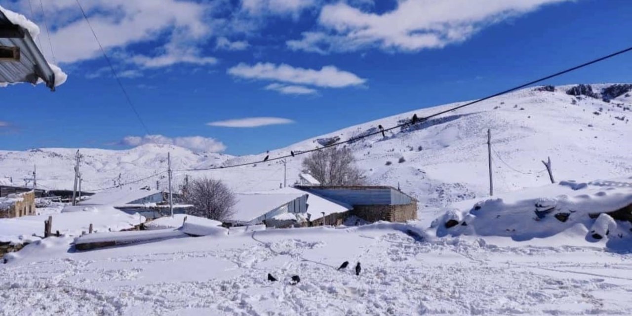 Aşkale’de nisan ayında kar sürprizi: Baharda kar yağışı etkili oldu