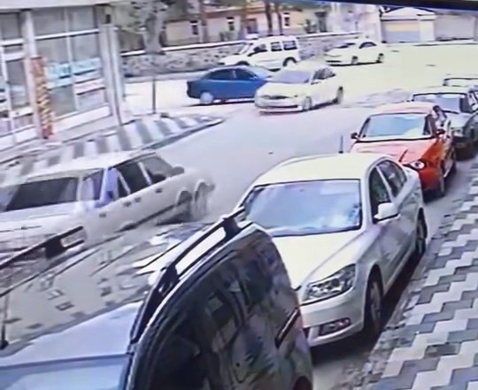 Elazığ’da otomobillerin çarpışma anı kameraya yansıdı