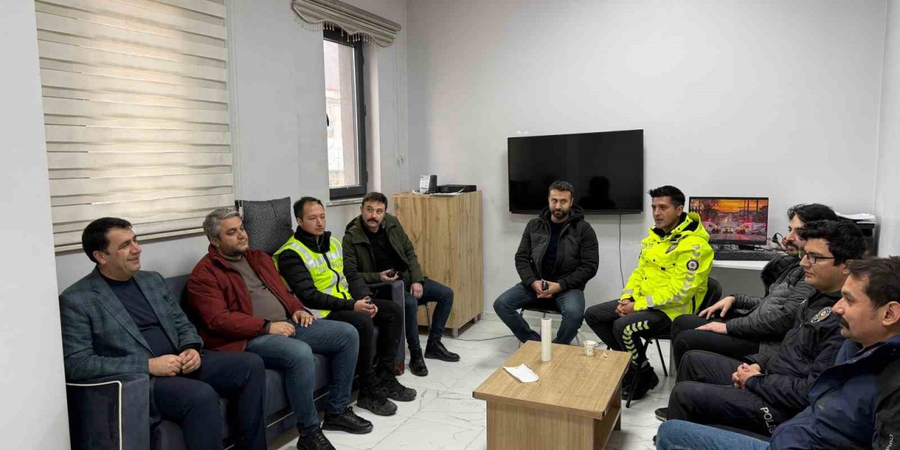 Şemdinli’de polislere pasta sürprizi