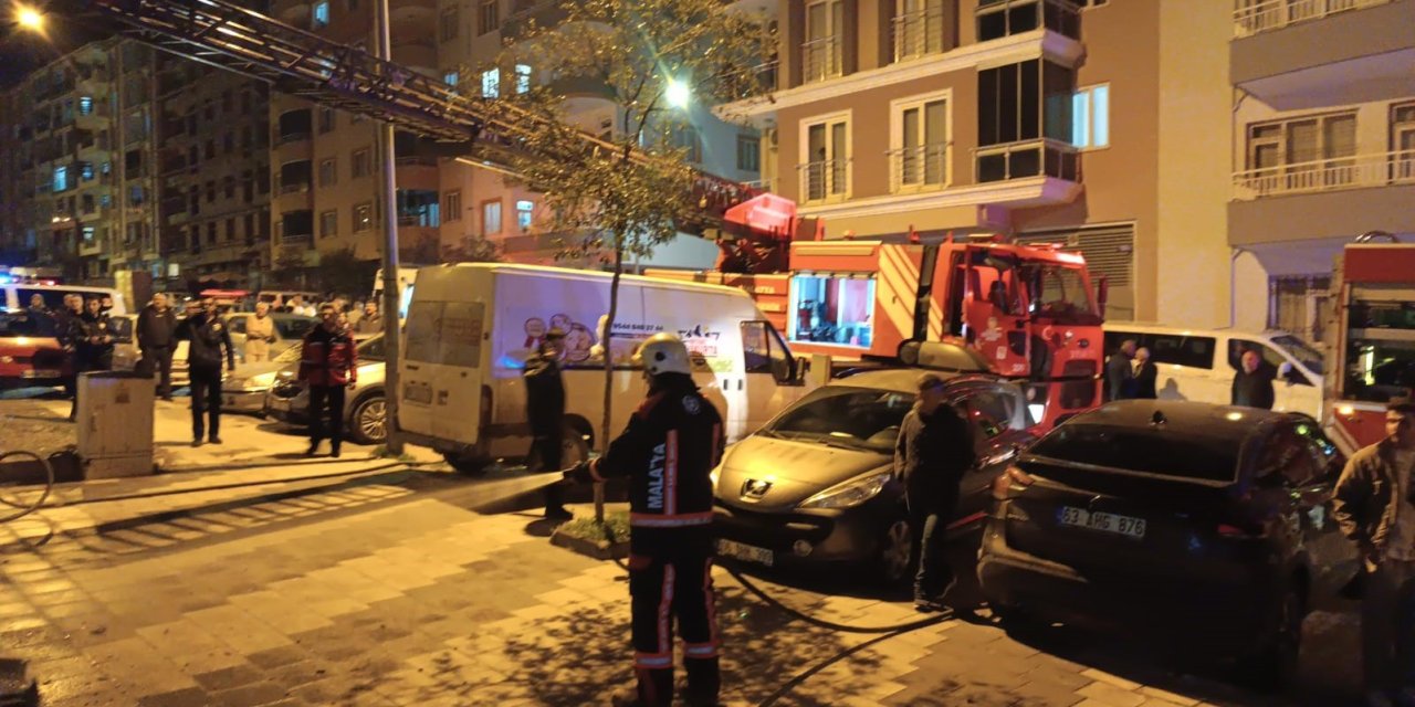 Çakmakla oyun evi yaktı