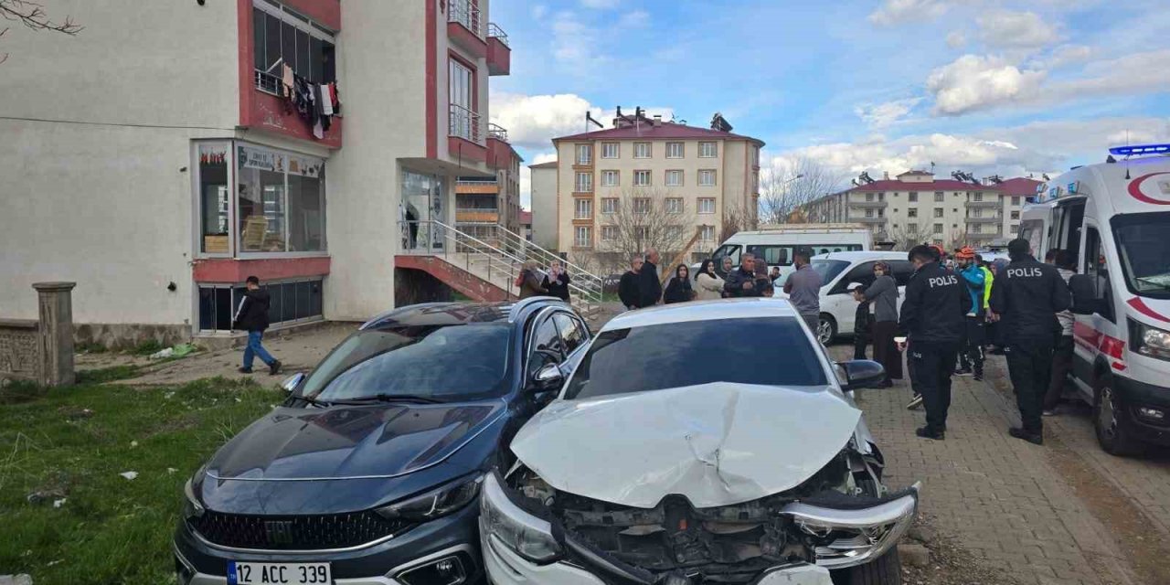 Bingöl’de iki otomobil çarpıştı: 4 yaralı