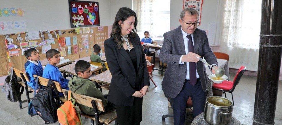 Vali Polat, kendi elleriyle öğrencilere çorba ikram etti