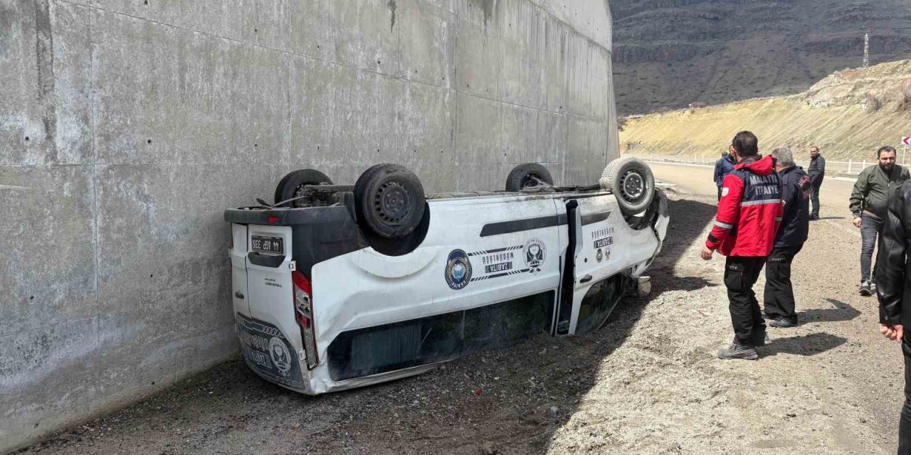Kontrolde çıkan hafif ticari araç devrildi: 1 yaralı