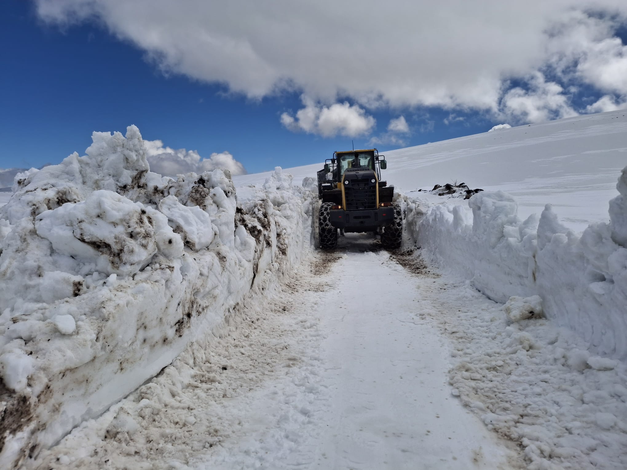 Kars'ta nisan karında 'yol' mesaisi