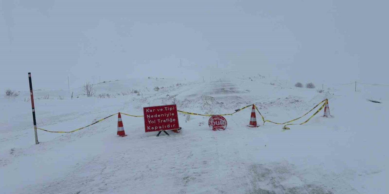 Ardahan-Ardanuç kara yolu kar ve tipi nedeniyle ulaşıma kapatıldı