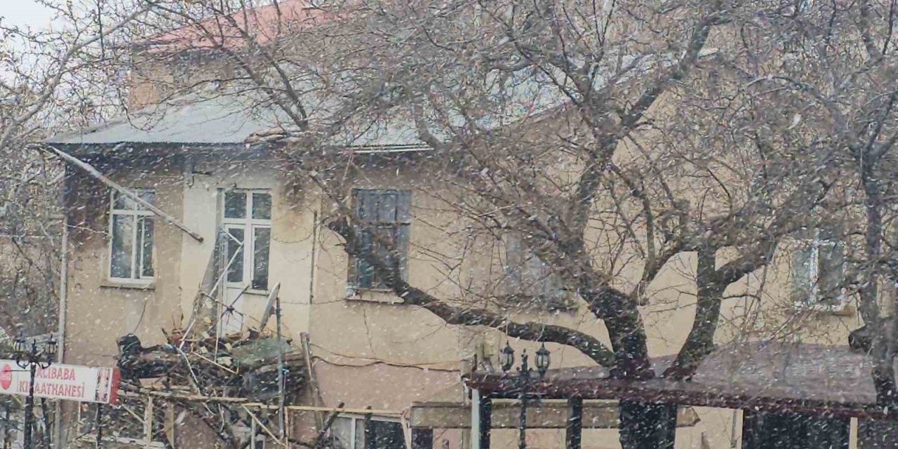 Tarihi Harput’ta nisanda kar sürprizi