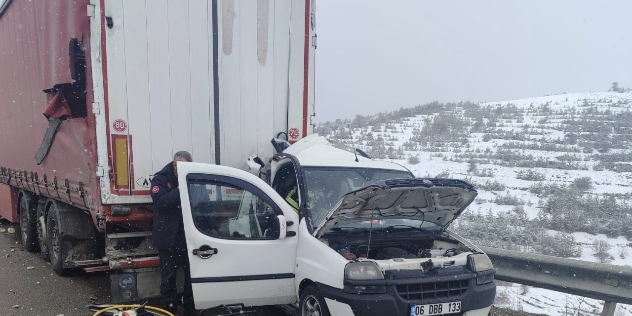 Aşkale yolunda feci kaza: Hafif Ticari araç, Tır’a arkadan çarptı, 2 ölü 3 yaralı