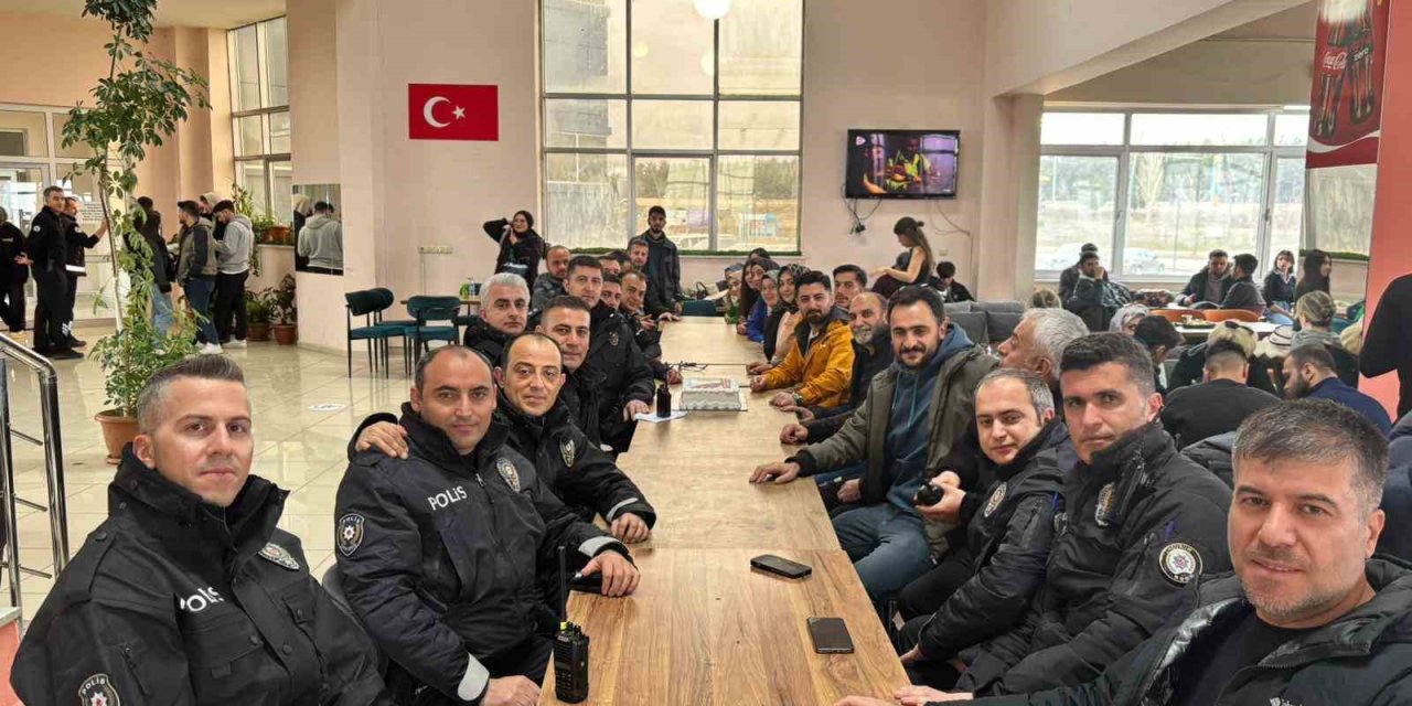 ETÜ’lü gençlerden polislere anlamlı sürpriz