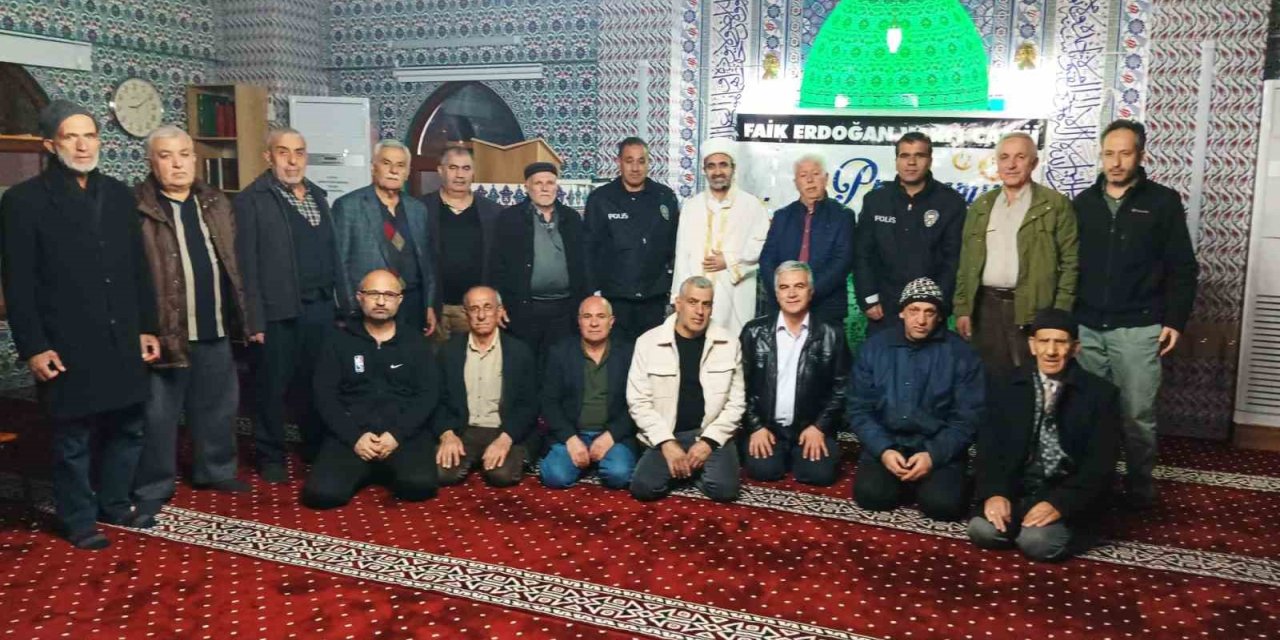 İhbar üzerine camiye gelen polisler sürpriz kutlamayla karşılaştı