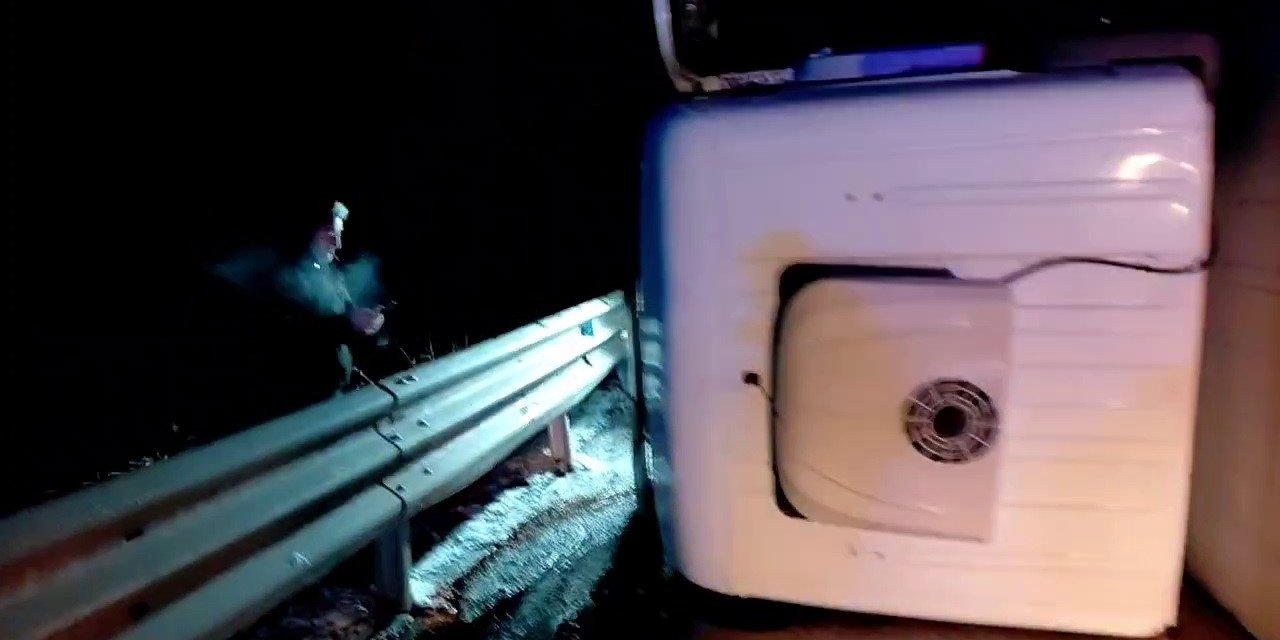 Tır yan yattı, yol trafiğe kapandı: 1 yaralı