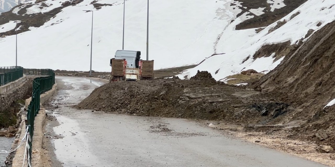 Yüksekova’da heyelan: Pizok yolu 5 gündür tek şerit açık
