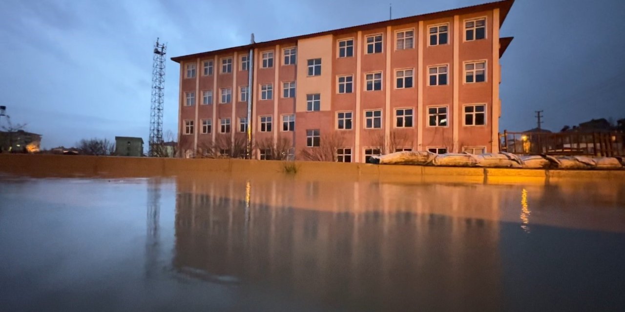 Yüksekova’da bir okul sular içinde kaldı