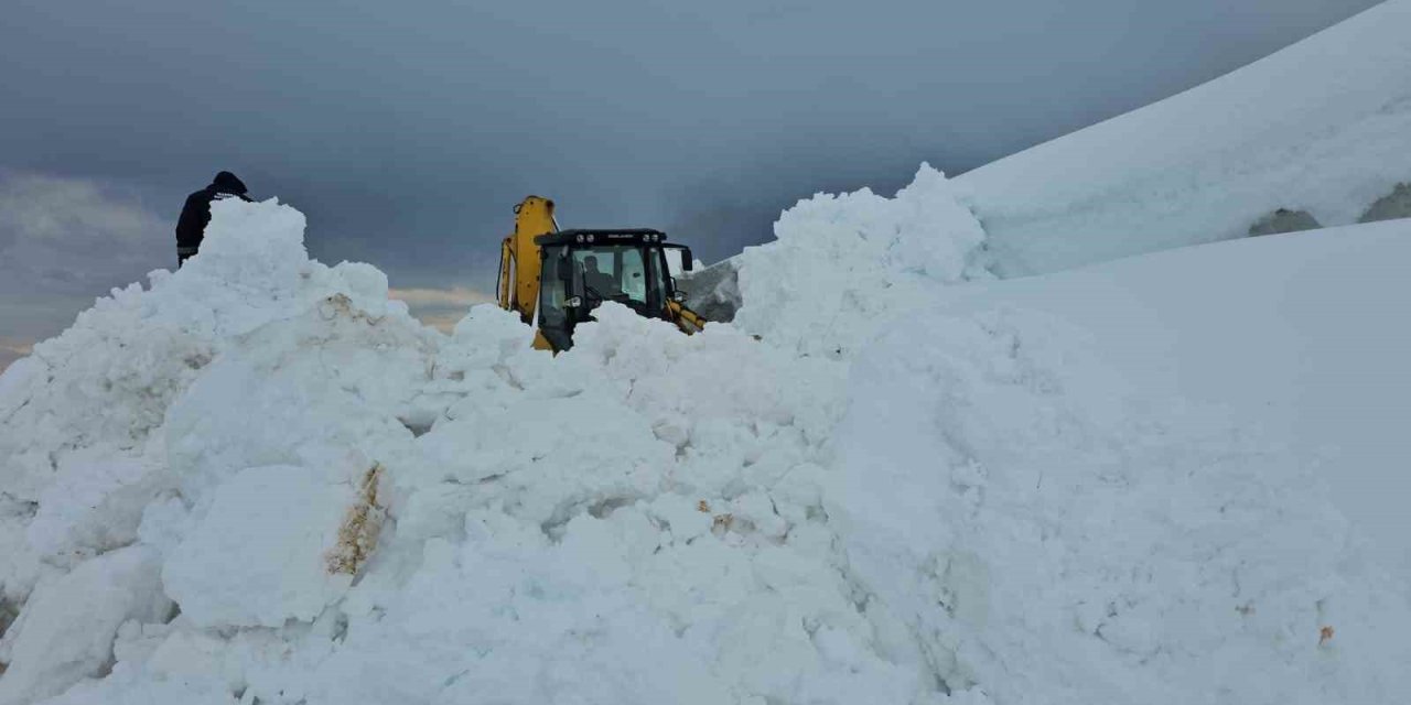 Aydınlar beldesinde karla mücadele devam ediyor