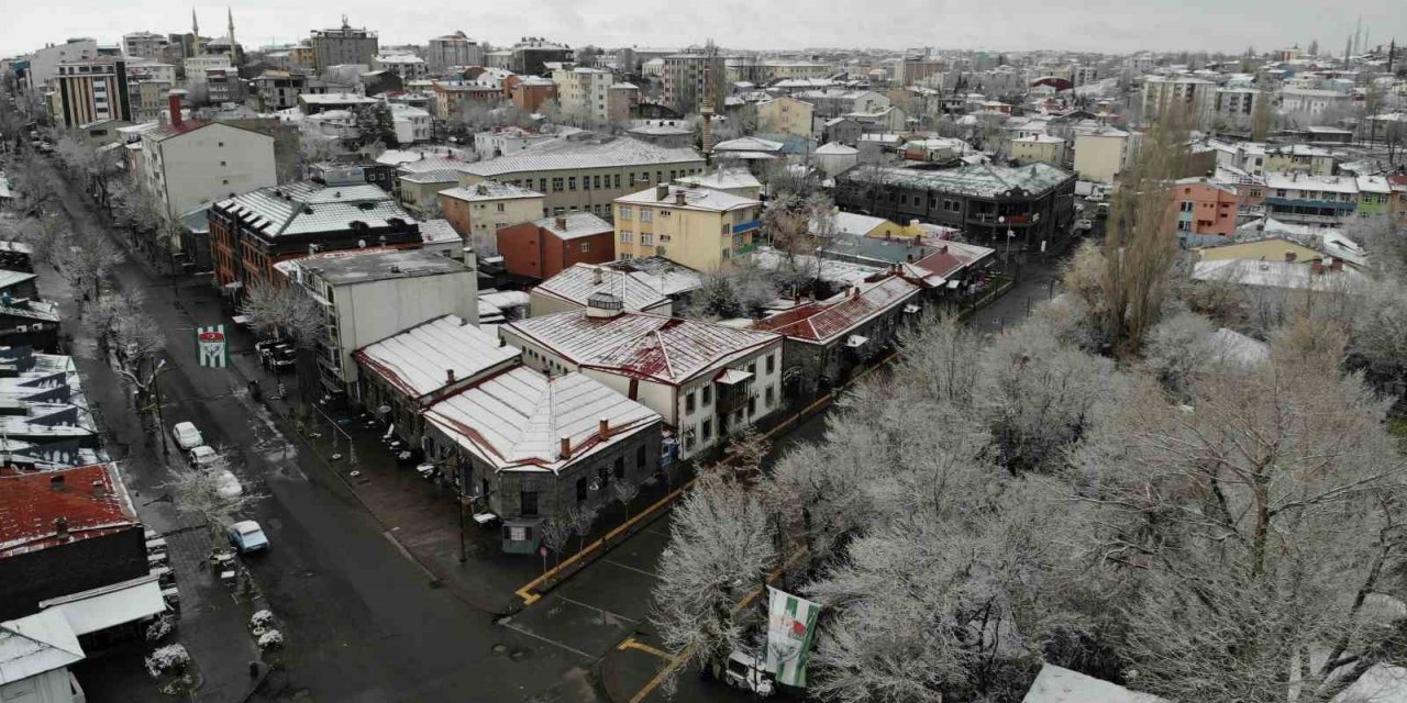 Kars’ta nisan ayında ağaçlar kırağı tuttu