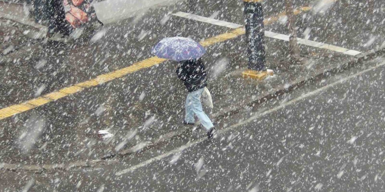 Kars’a kar biranda geldi her taraf bembeyaz oldu
