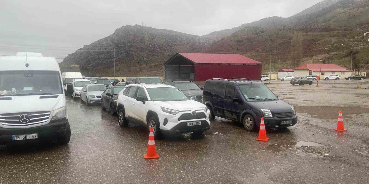 Çukurca Üzümlü Sınır Kapısı’nda sistem arızası