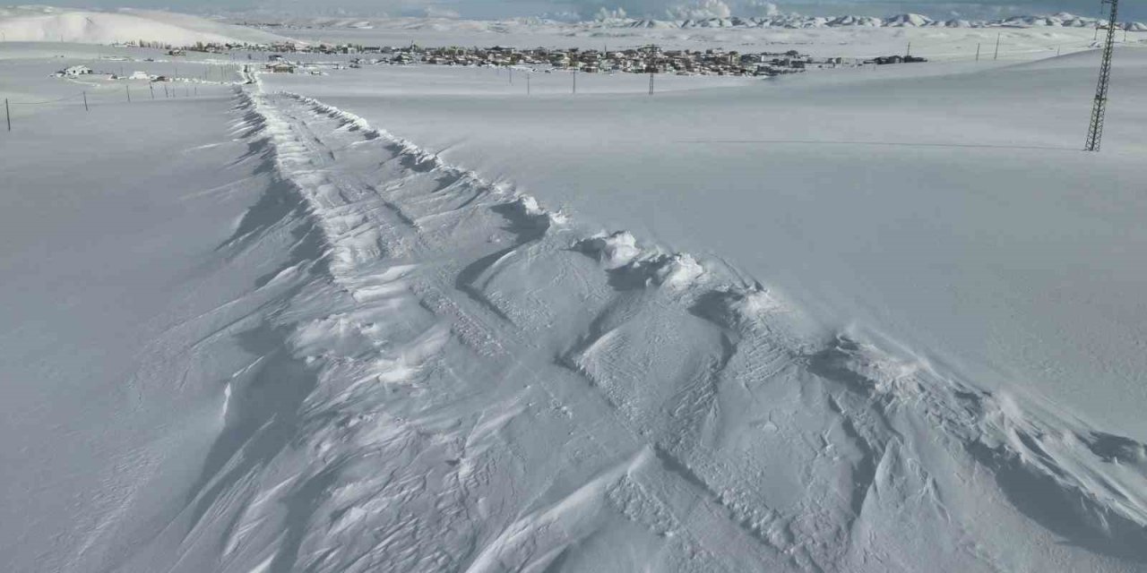 Karayazı’da karla mücadele: Kapalı yollar açıldı, öğrenciler okullarına ulaştı