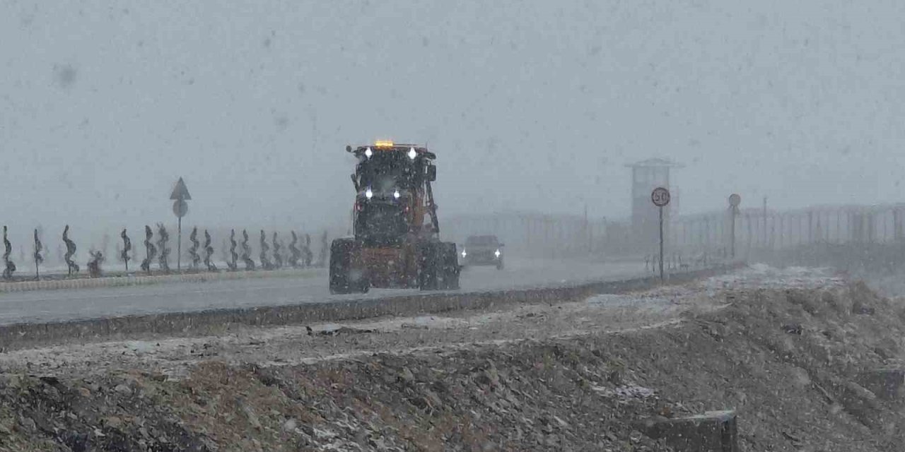 Van’da nisan karı: 93 yerleşim yerinin yolu kapandı, İzmir uçağı inemedi