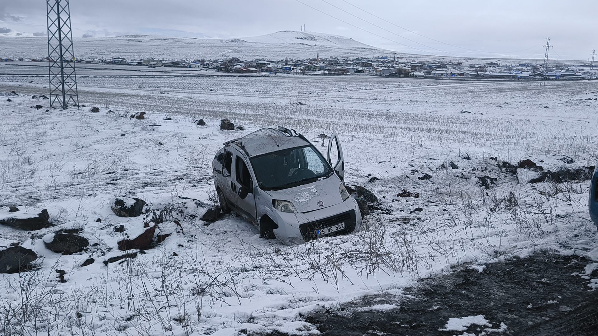 Kars'ta şarampole devrilen araçta baba-oğlu yaralandı