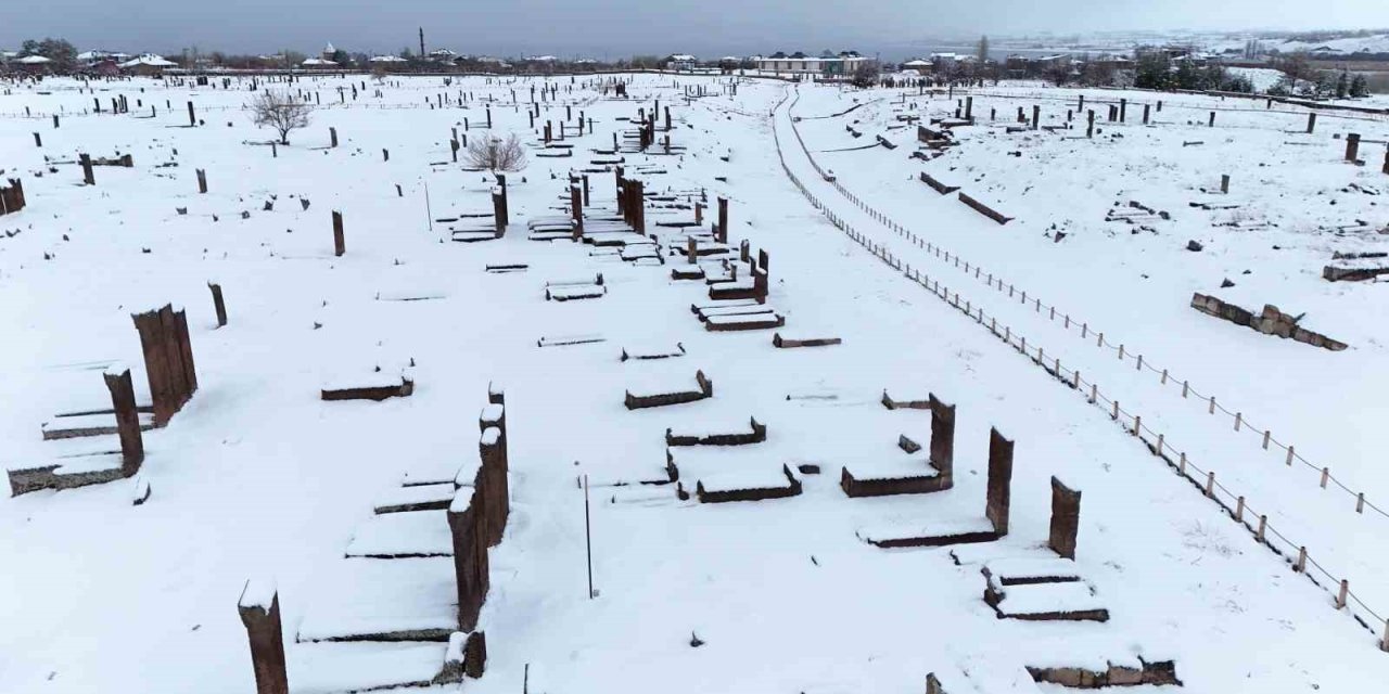 Ahlat’ın tarihi mekanlarında kar güzelliği